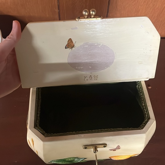 Unique Vintage Mushroom Picnic Basket / Box - Picture 6 of 6